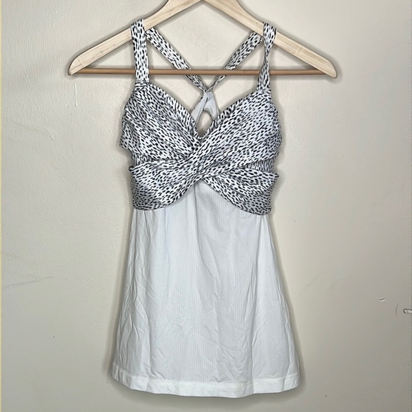 LULULEMON SMALL SIZE 4 WHITE AND BLACK WRAP IT UP TOP - Picture 1 of 8